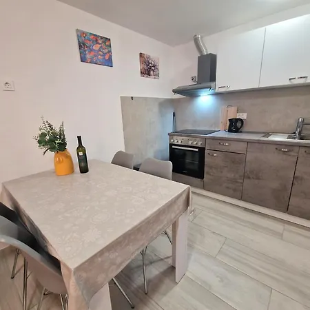 Sirovica Apartman *
