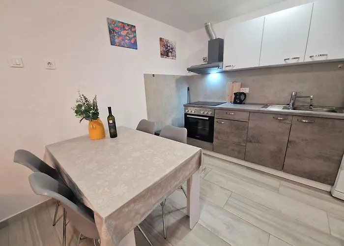 Sirovica Apartment *